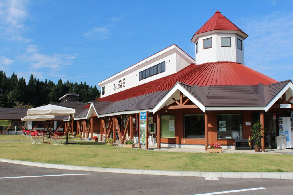 ▲道の駅漢学の里しただ　外観