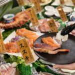 富山湾でとれた新鮮な海鮮が並ぶショーケースから食べたい海鮮を選べます。
