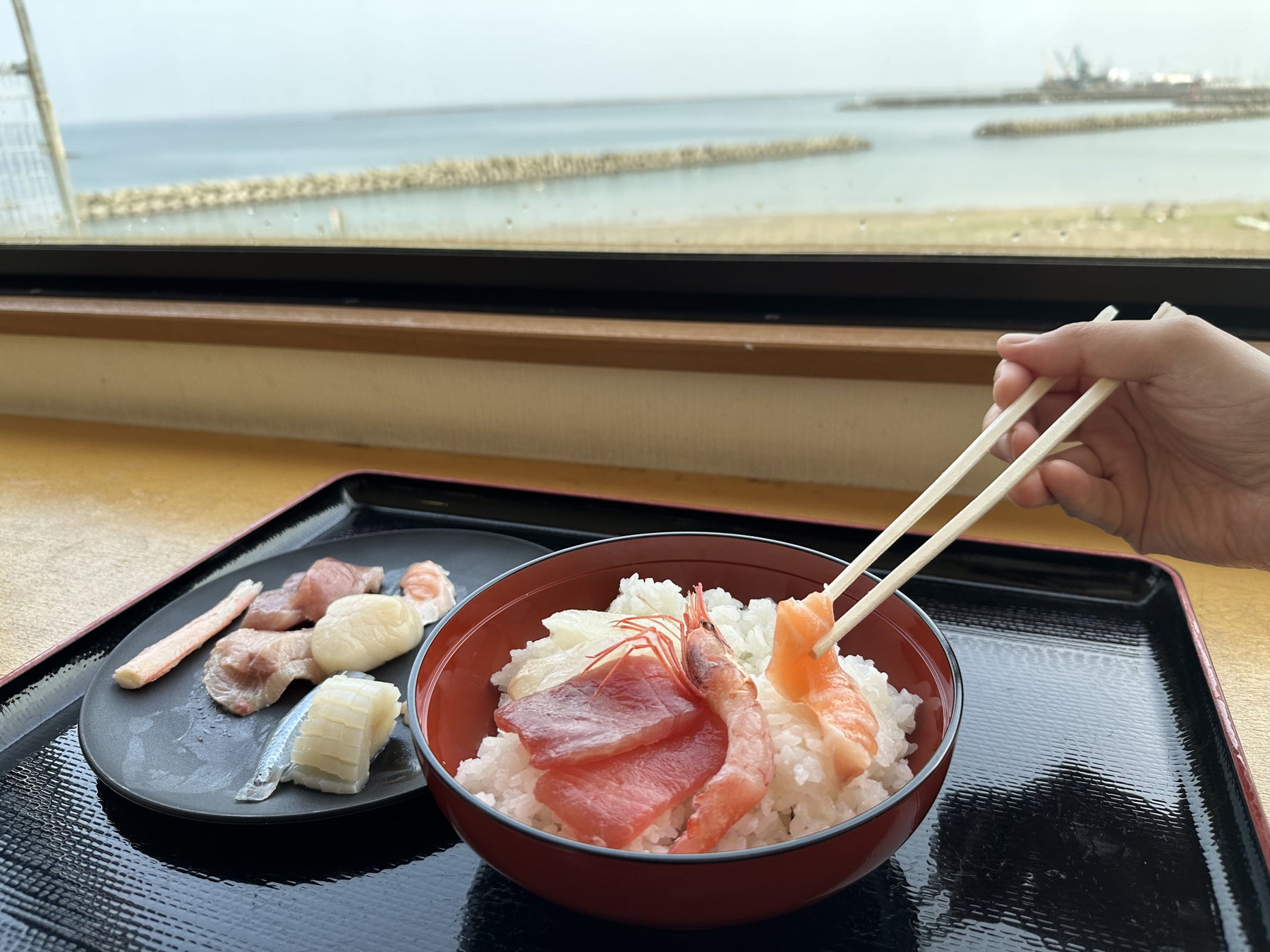 海を眺めながら盛付け♪