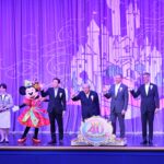 （ステージ上　左から） 小笠原美果、ミニーマウス、吉田謙次、加賀見俊夫、ボブ・アイガー、ジョシュ・ダマーロ、ミッキーマウス