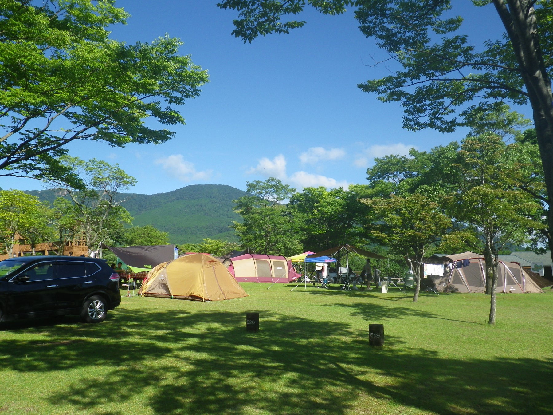 霧島連山の麓にあり、雄大な景色をバックにキャンプが楽しめる。