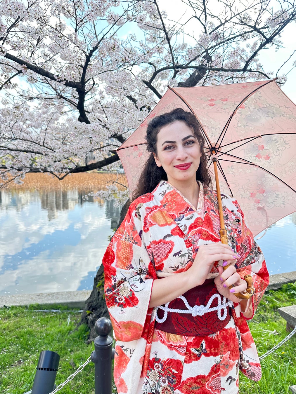 日本に来て着物と着物傘を楽しむ旅行客