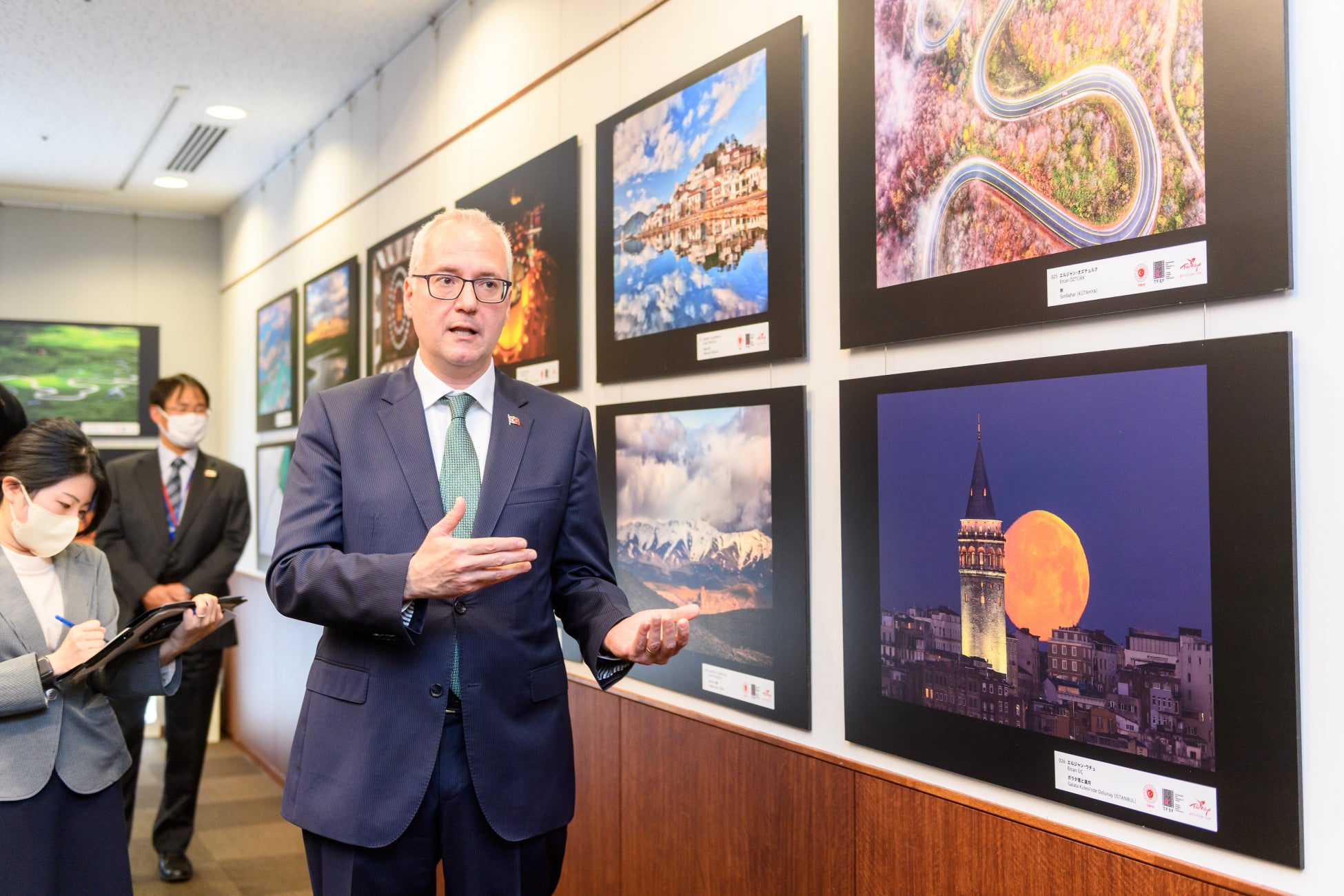 駐日トルコ共和国大使館 コルクット・ギュンゲン大使 展示作品案内の様子