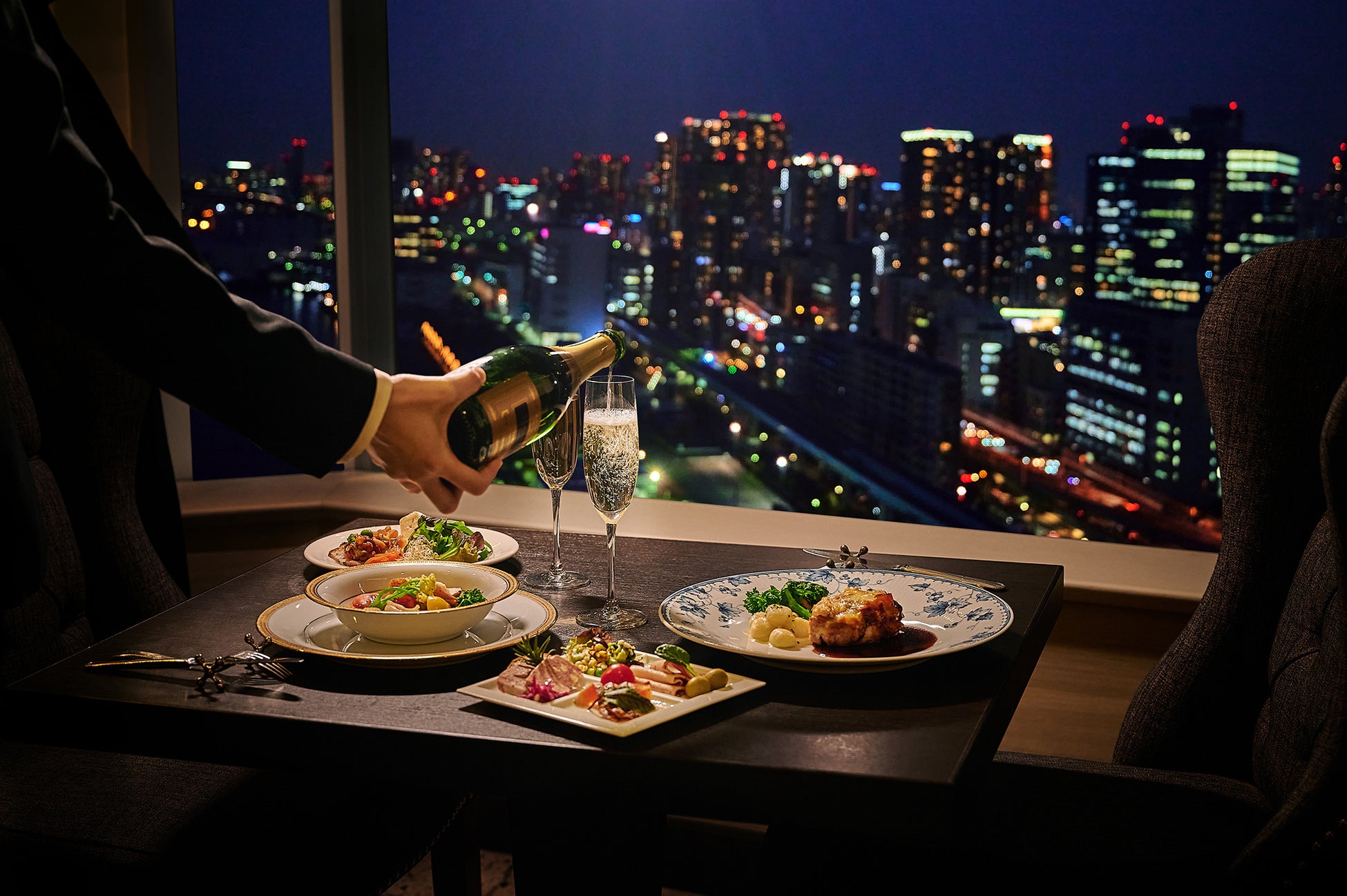 高層ビル群の夜景を臨むカクテルタイム