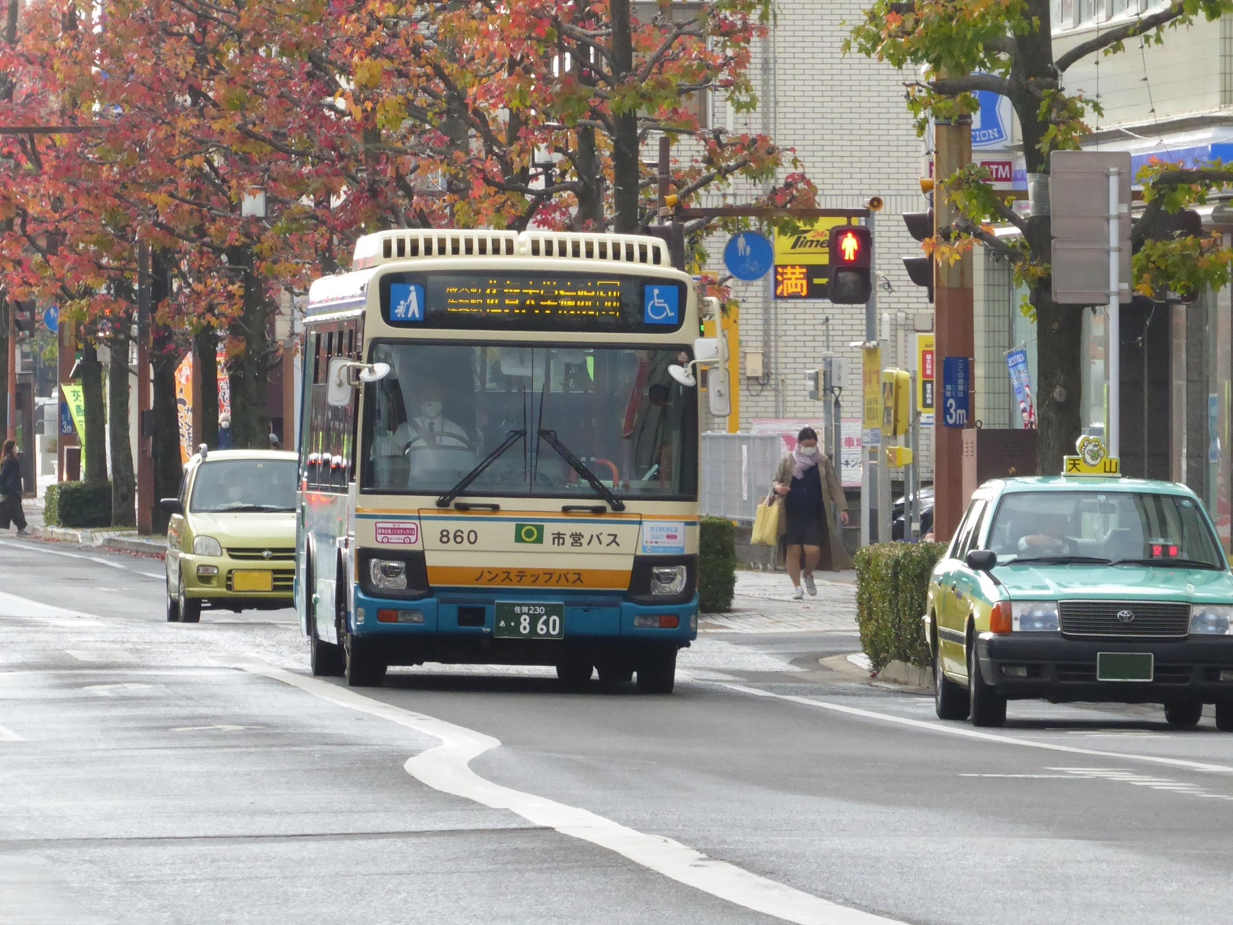 中央大通りを走る佐賀市営バス
