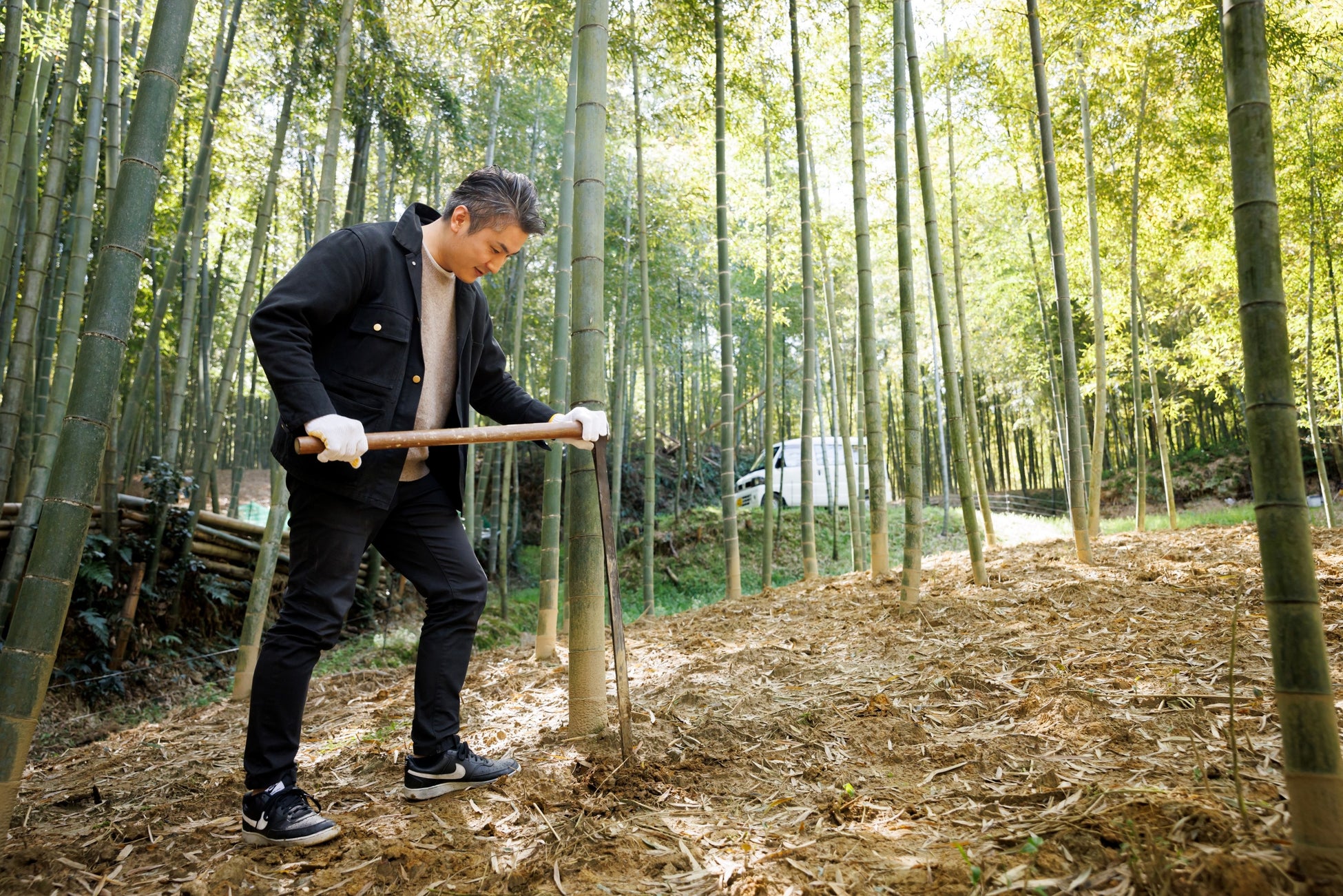 京都独特の道具「堀（ホリ）」を使い、難しい収穫作業に奮闘する筒井。