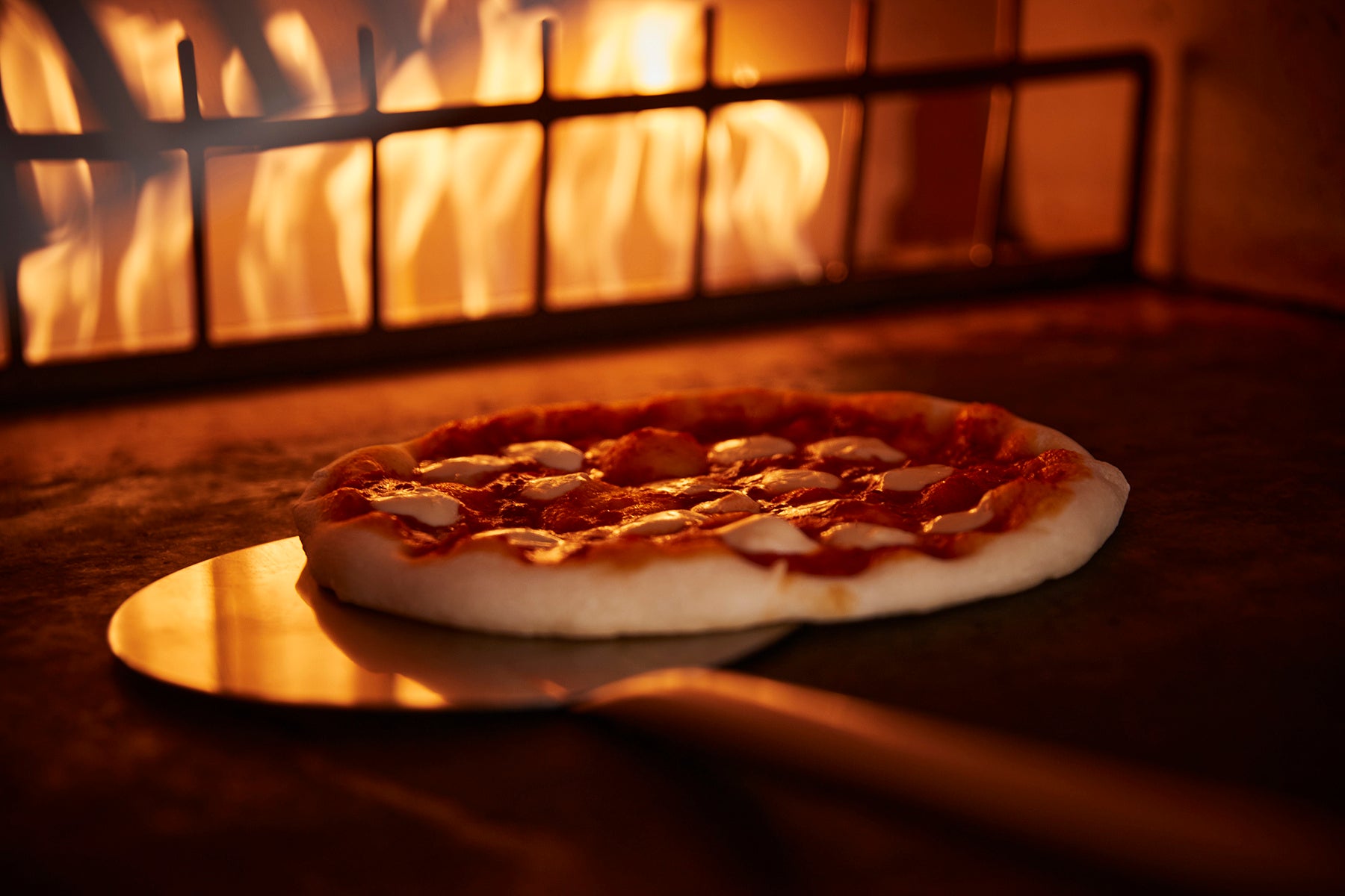小麦粉と米粉を配合したピッツァ生地は、もっちりとした食感が特徴。石窯での焼成の様子を眺めながら、焼き上がりをお待ちください。