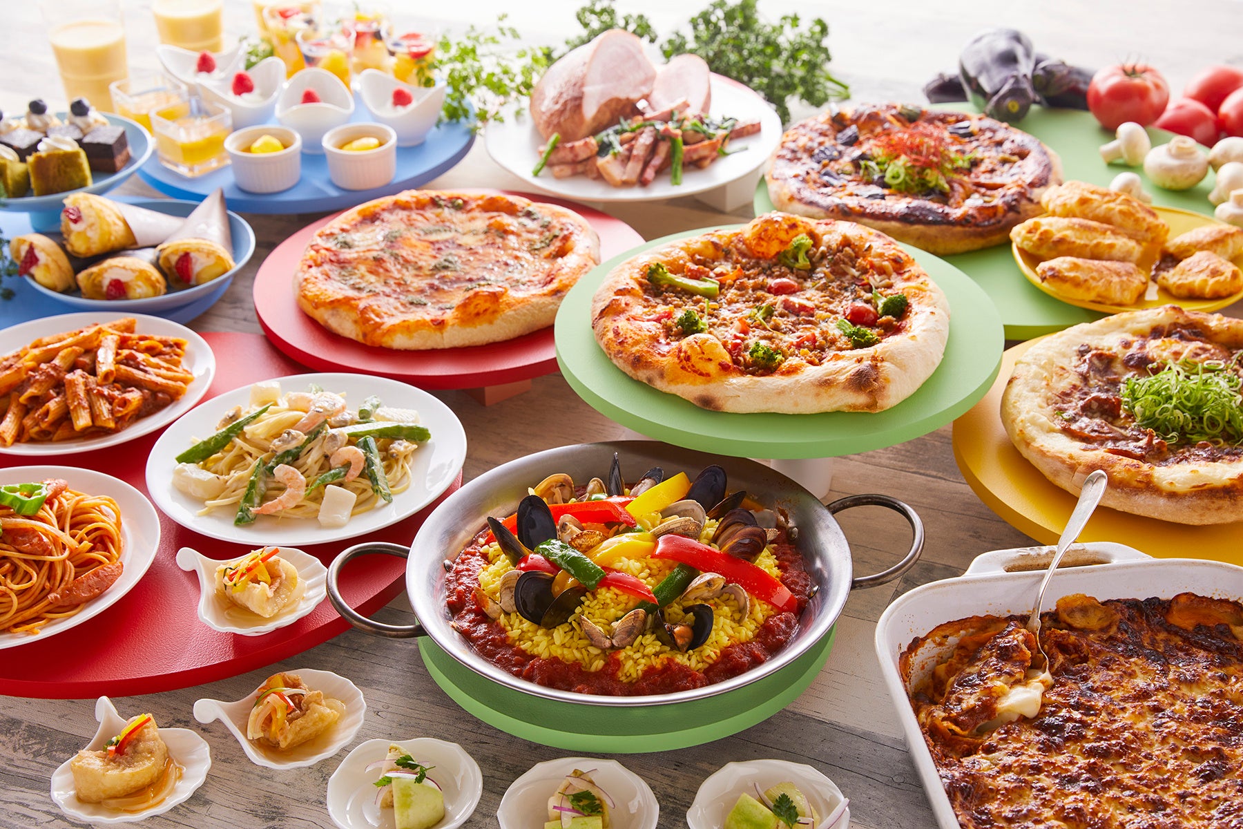 4種の石窯焼きピッツァをはじめ、夏野菜を使った前菜にラザニア、あさりとムール貝のパエリア、シーフードとアスパラのスパゲッティなど、多彩なメニューが揃う 。