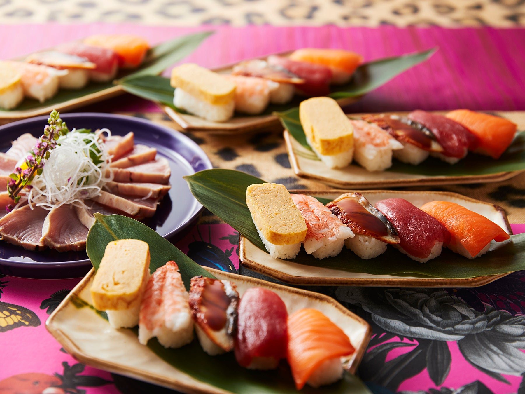 アジア料理のひとつである和食からは、サーモンなど5 種のにぎり寿司に、ビンチョウマグロのたたき 、豚しゃぶなどをご用意。