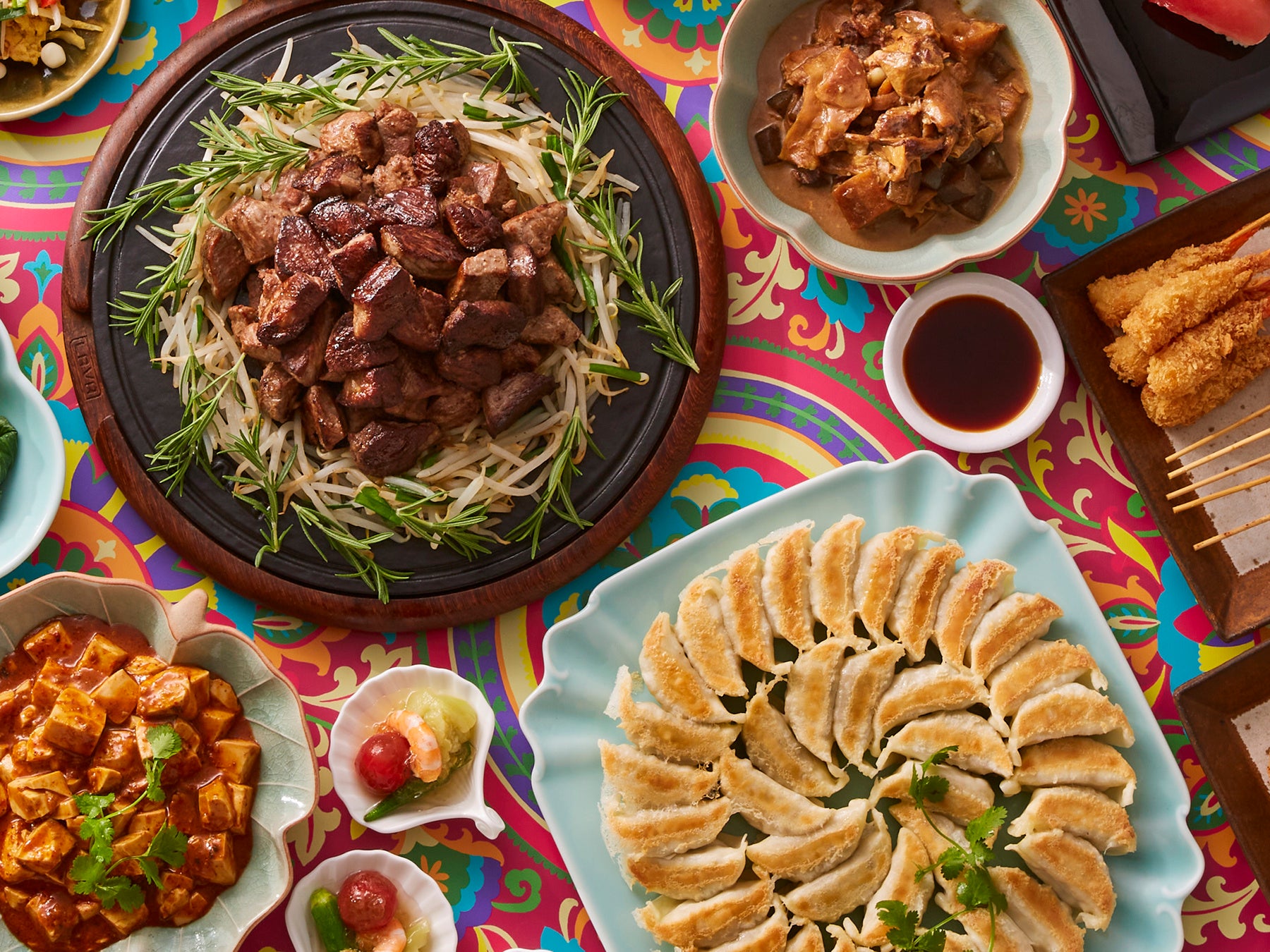 餃子や麻婆豆腐など親しみがあるアジア料理に、牛ステーキ、串カツなど、お子さまと一緒に楽しめるメニューを揃える。