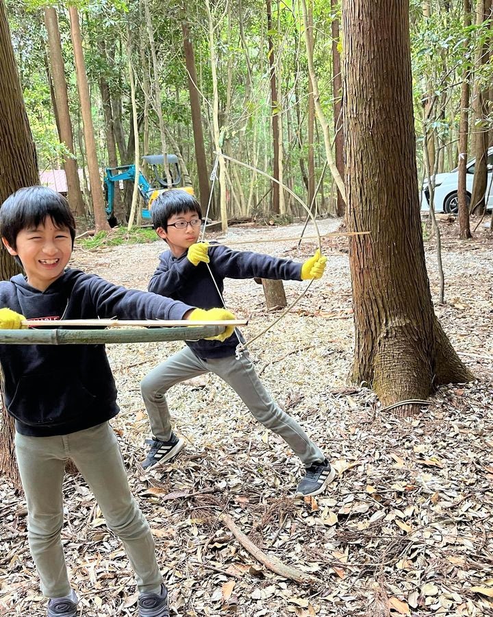 １番人気の竹弓矢で遊ぶ様子