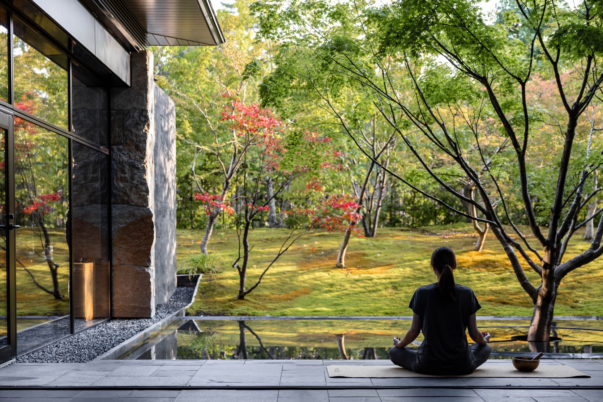 ホテルのロビーの目の前に広がる美しい日本庭園。 ヨガのひとときを。