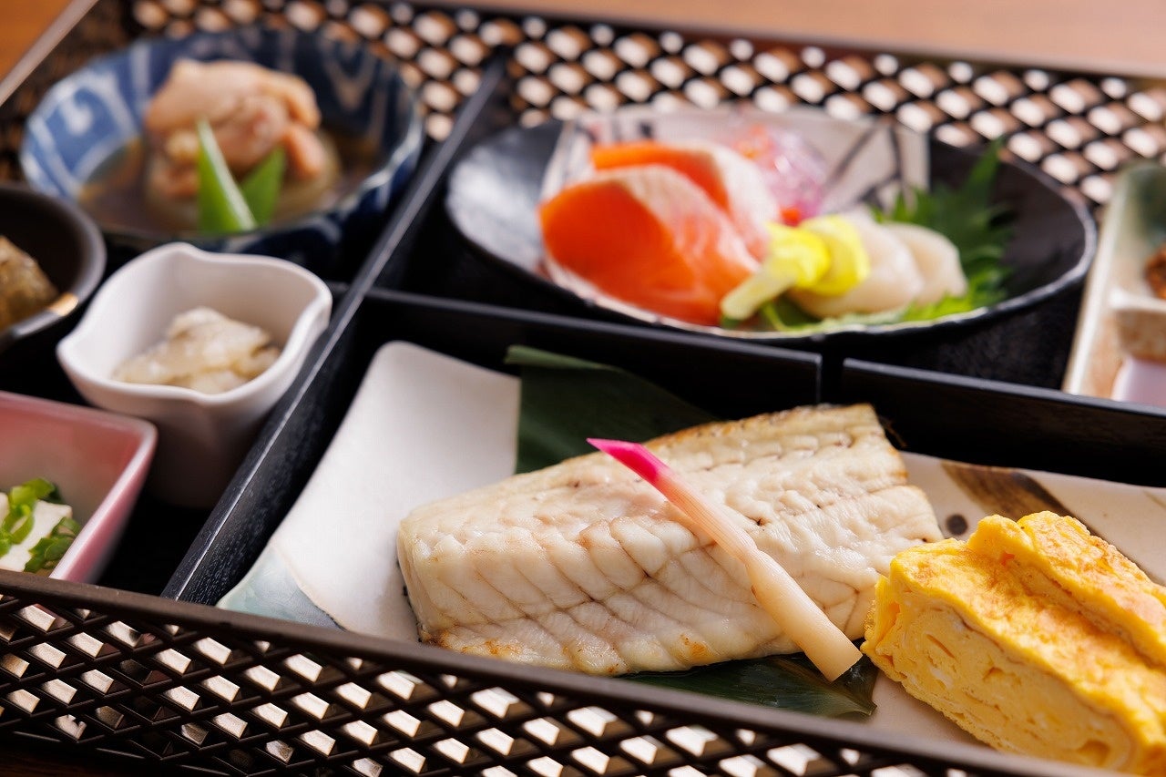 朝食は重箱スタイルで旬の焼き魚をお楽しみ下さい！