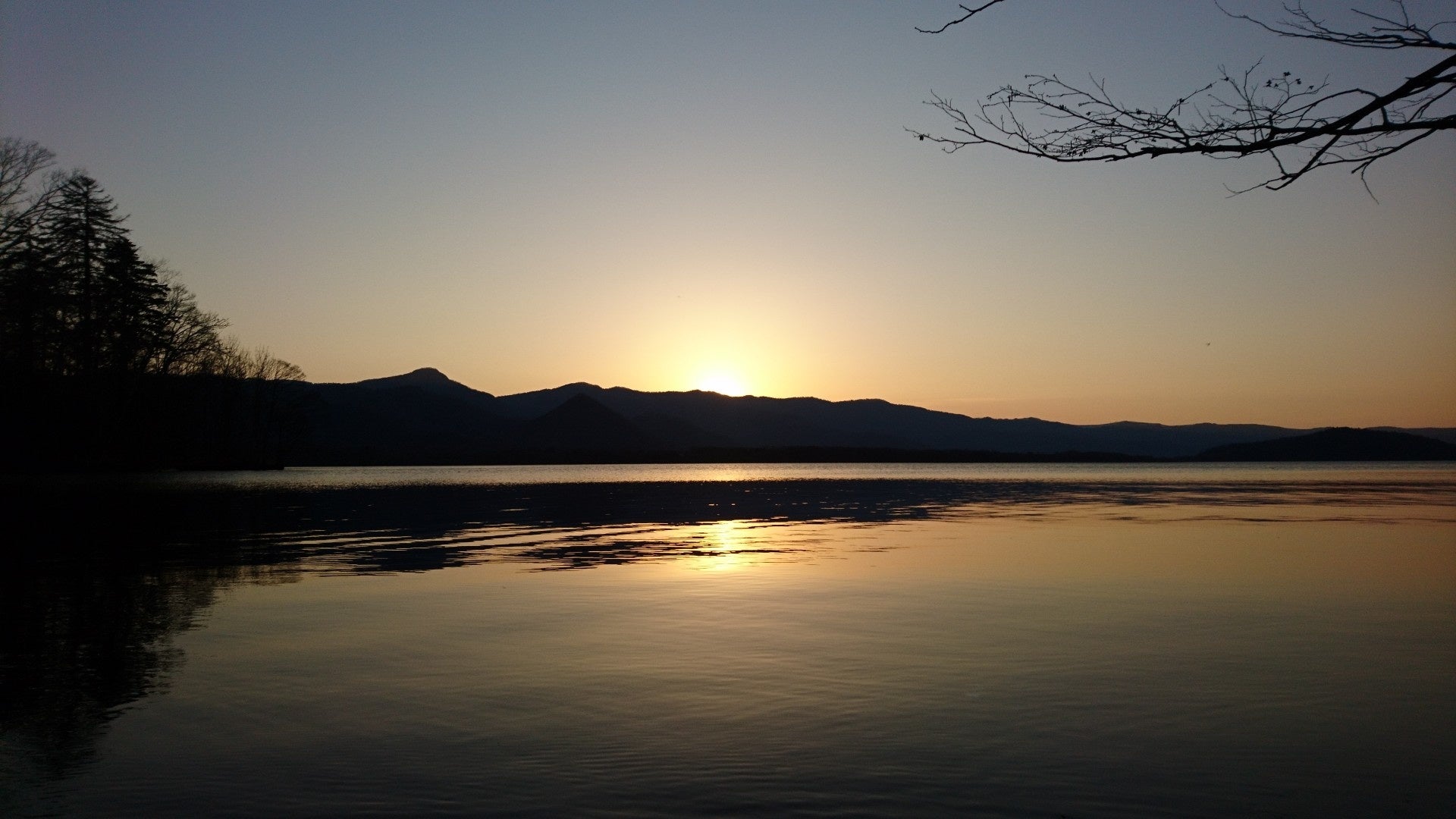 夕暮れどきの屈斜路湖イメージ①