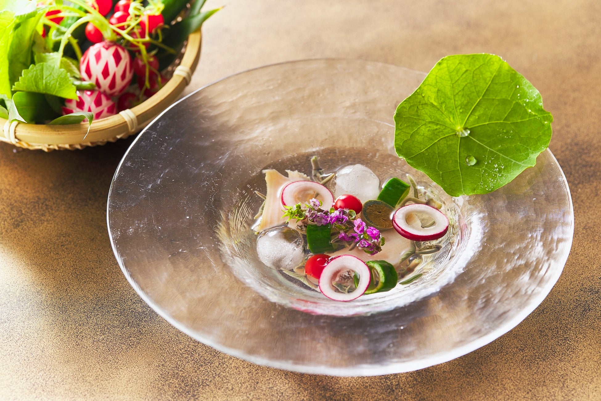 日本料理「花山椒」のお料理 蝦夷鮑とじゅん菜の水貝 土佐酢ジュレ添え