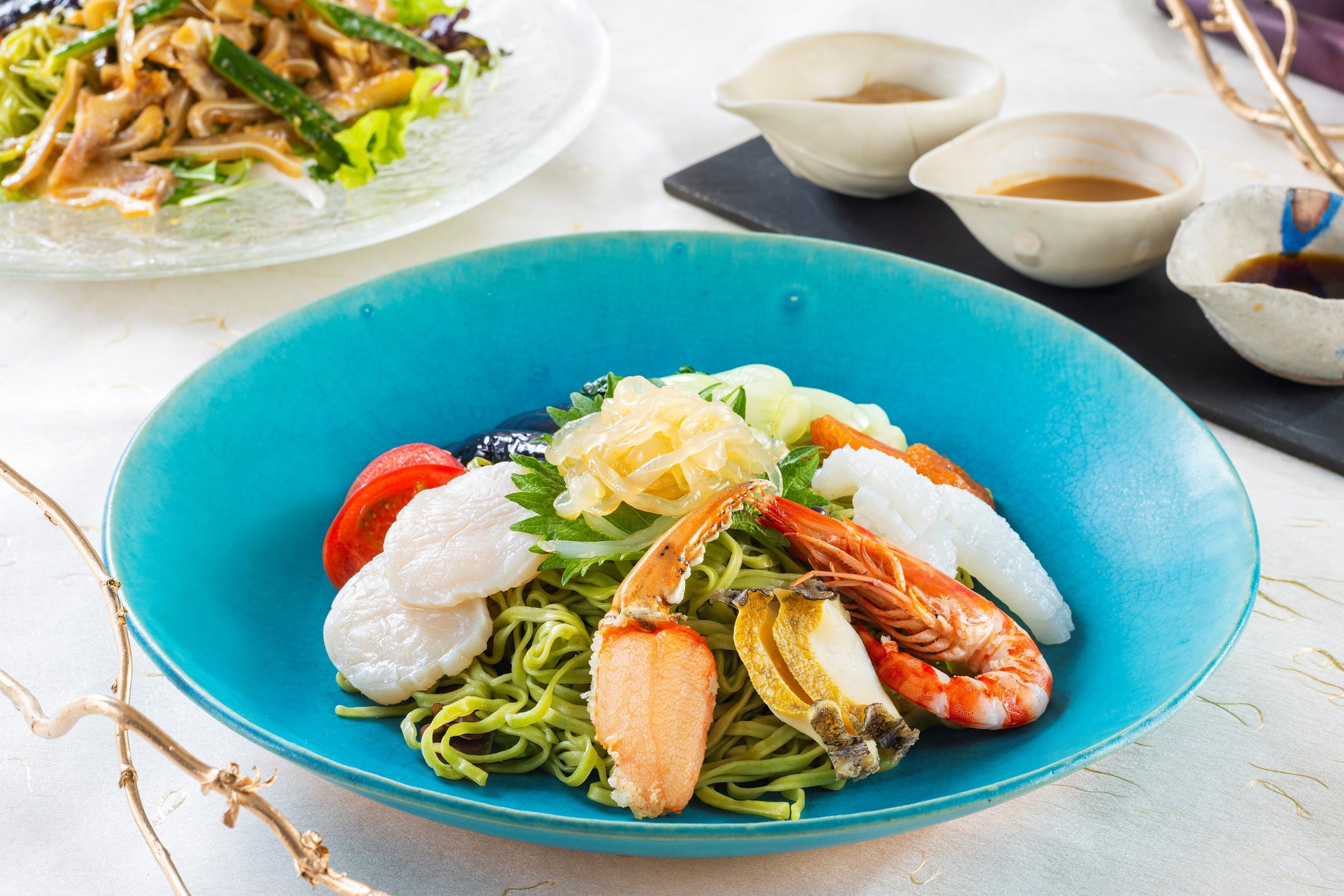 毎年好評　贅沢海鮮がゴロゴロのった「海の幸入り翡翠冷麺」