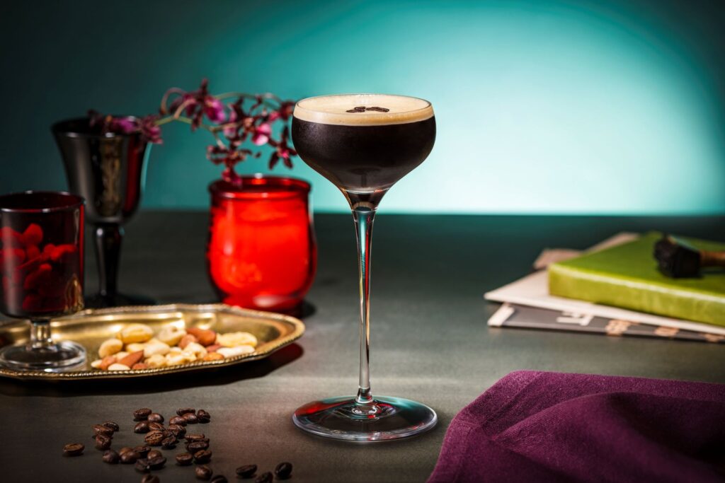 ベネズエラ産のコーヒーと石垣島のコーヒーリキュールが同時に楽しめる”VEN Espresso Martini”