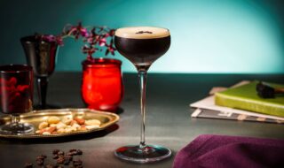 ベネズエラ産のコーヒーと石垣島のコーヒーリキュールが同時に楽しめる”VEN Espresso Martini”