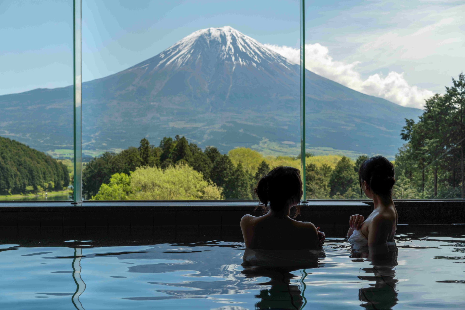 雄大な富士山を眺めながら温泉が楽しめます