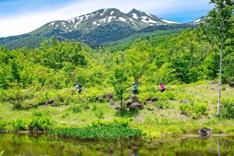 乗鞍高原に広がる多彩なトレイルをE-MTBで存分に楽しみます