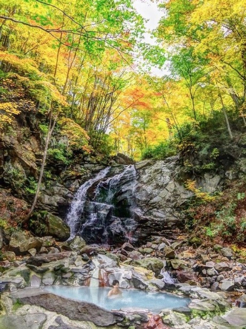 紅葉に染まる森の中の「亀滝」や「湯ノ沢」のせせらぎが心地好いロケーション