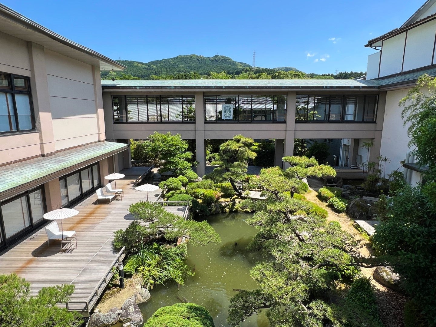 テラスから見た日本庭園「箱庭」