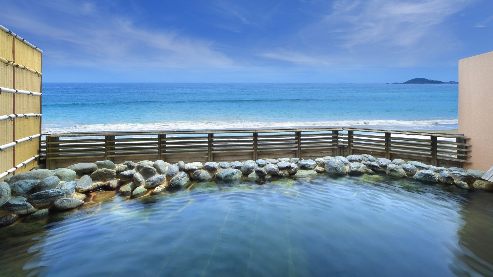 海と空の青さに包まれる開放感あふれる貸切露天風呂