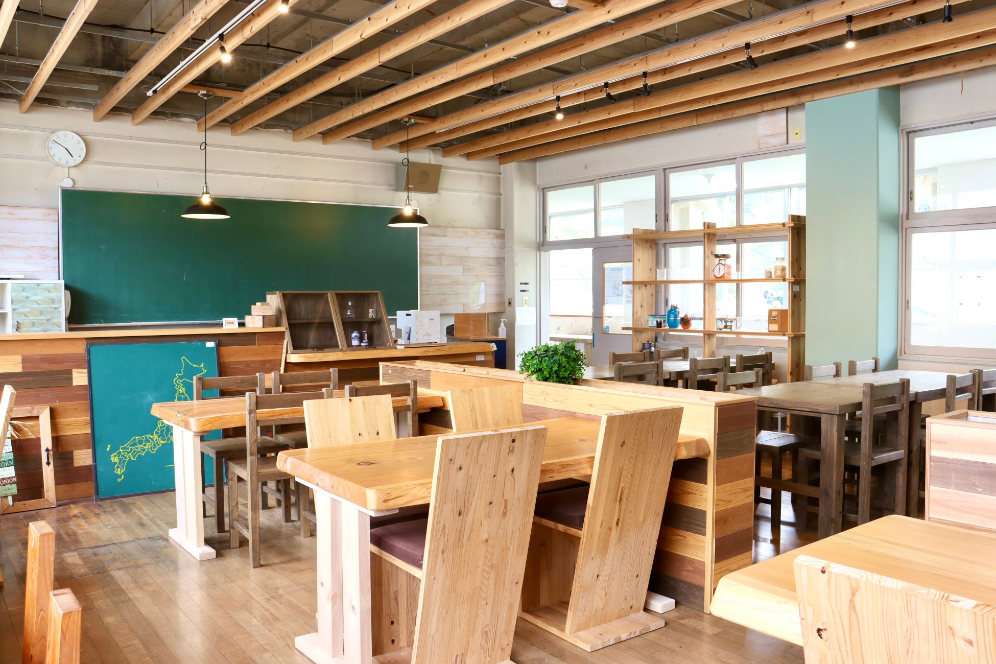 兵庫県産木材をふんだんに活用して廃校舎を改装した店舗