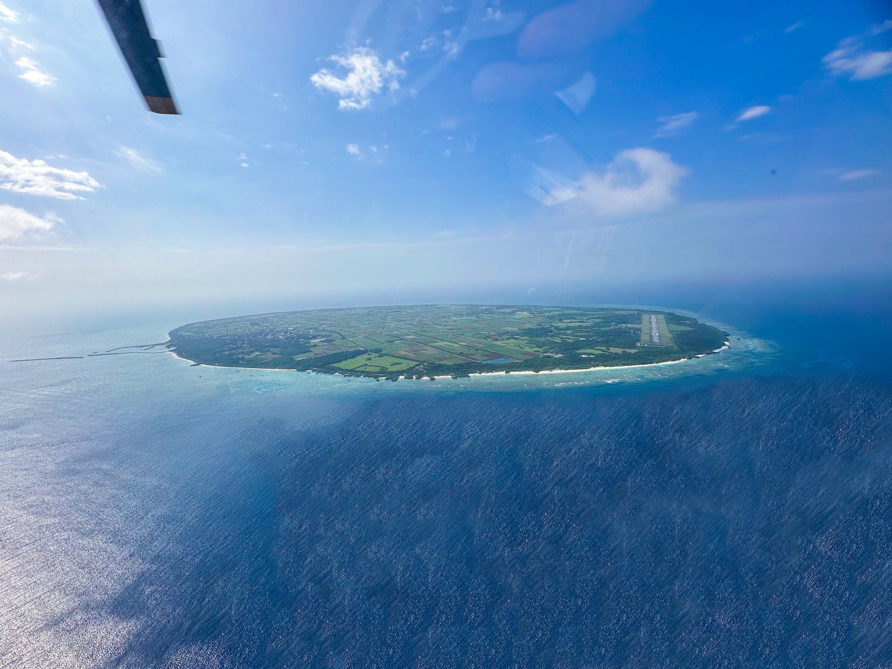 写真：多良間島、島右側：多良間空港、撮影：Space Aviation。一部加工しています