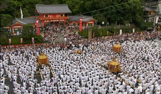 山鉾巡行の日の夜　八坂神社から３基のお神輿が街へ