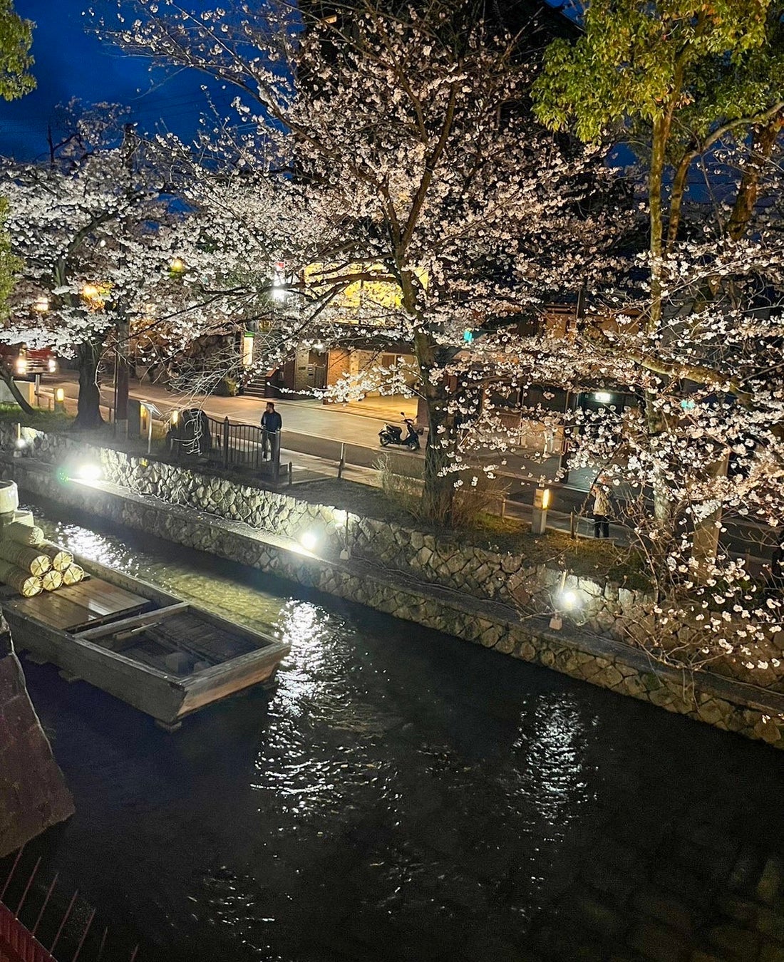 お神輿が通る木屋町通　当店のテラスからの風景