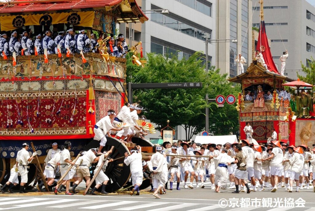 祇園祭山鉾巡行（写真提供　京都市観光協会）