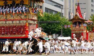 祇園祭山鉾巡行（写真提供　京都市観光協会）