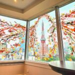 窓一面に彩られたアートと東京タワーの絶景体験