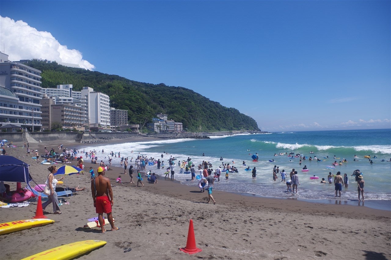 つるや吉祥亭から車で10分「熱川YOU湯ビーチ」