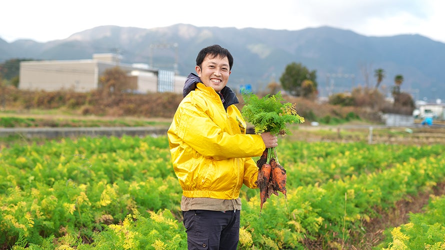 卵の殻の堆肥を活用し作付けした野菜を収穫する「季楽里　ひら自然菜園　加地さん」