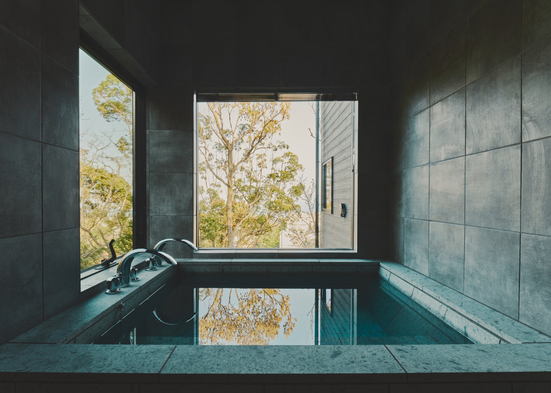 優れた手触りの十和田石を使用した浴槽と、効能豊かな東伊豆の源泉掛け流しの天然温泉により、日々の疲れを癒していただけます。