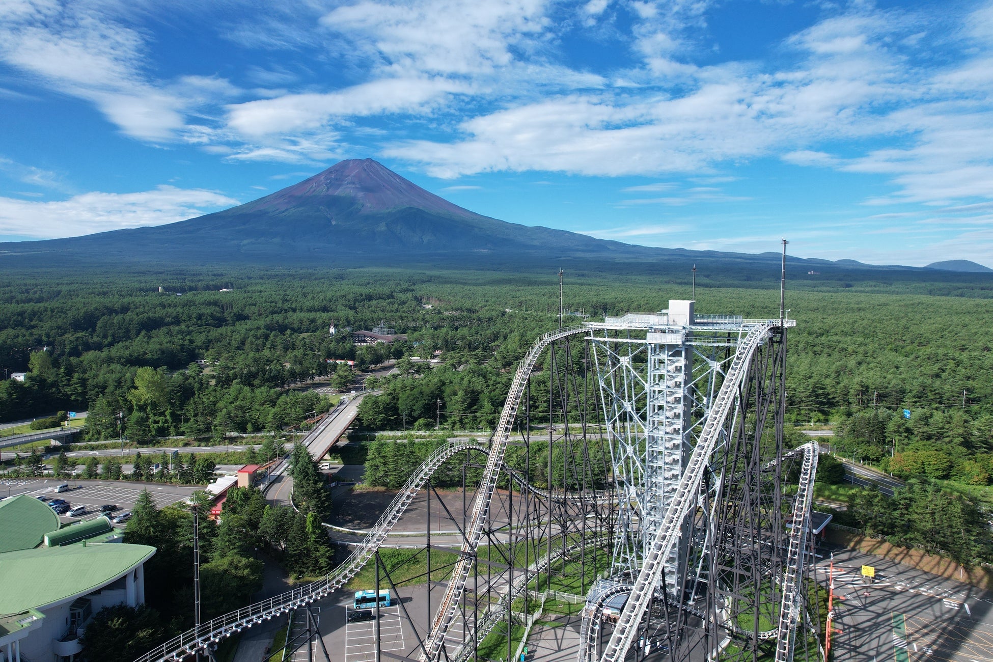 夏の富士山と訪日外国人に人気の絶景展望台「FUJIYAMAタワー」