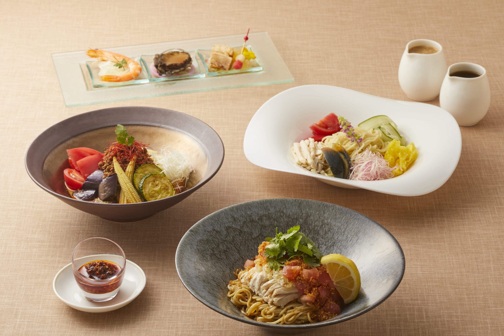 「涼麺」伊達鶏とトマトのスパイシー和え麺（中央）、冷やし担々麺（左）、五目冷やし麺（右）