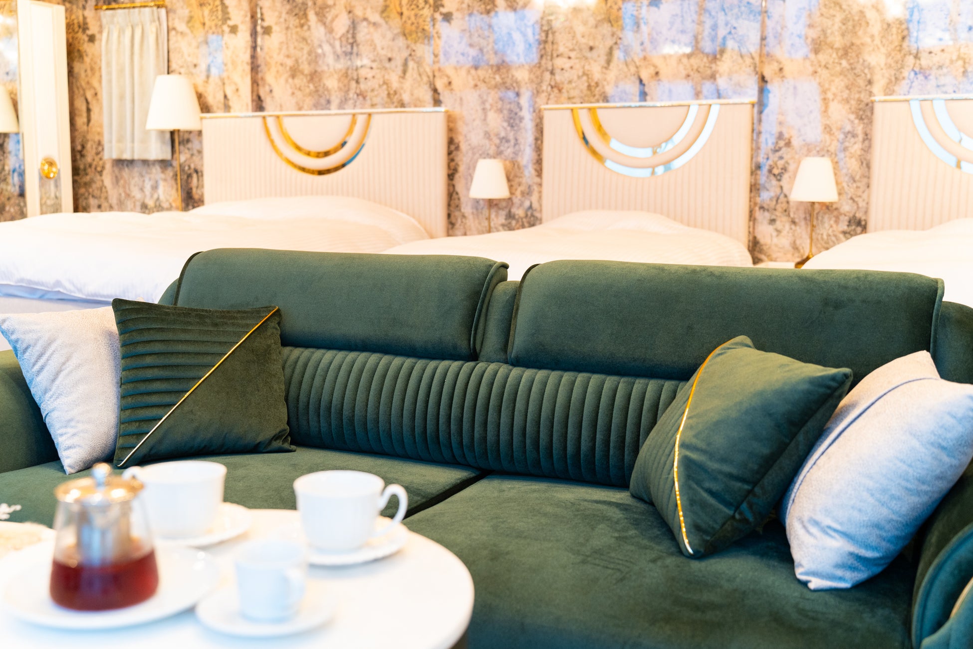 ゴールドや白を基調としたトルコ家具が並ぶ客室