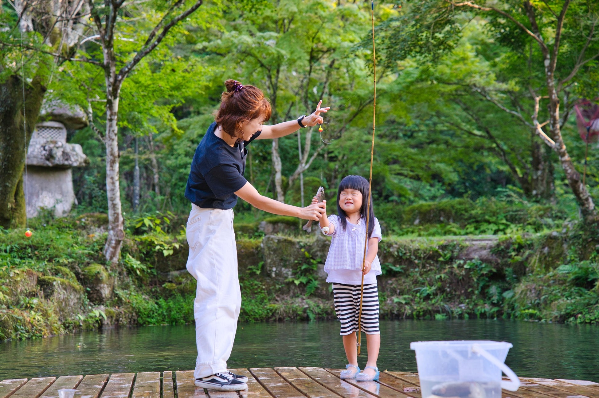 夏季はお子様も楽しく美味しいマスの掴み取りも