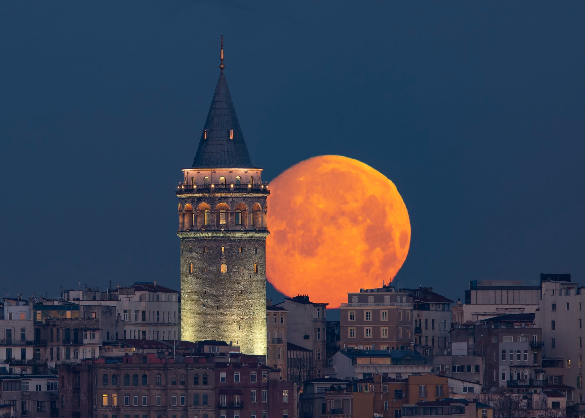 人気投票第一位 “ガラタ塔と満月” (©Ercan ÜÇ エルジャン・ウチュ）