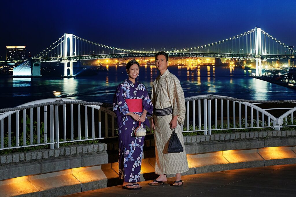 浴衣を着用して、レインボーブリッジが煌めく東京湾の夜景とともに記念撮影をしたり、納涼船や水上バスに乗船したりするのもおすすめ。