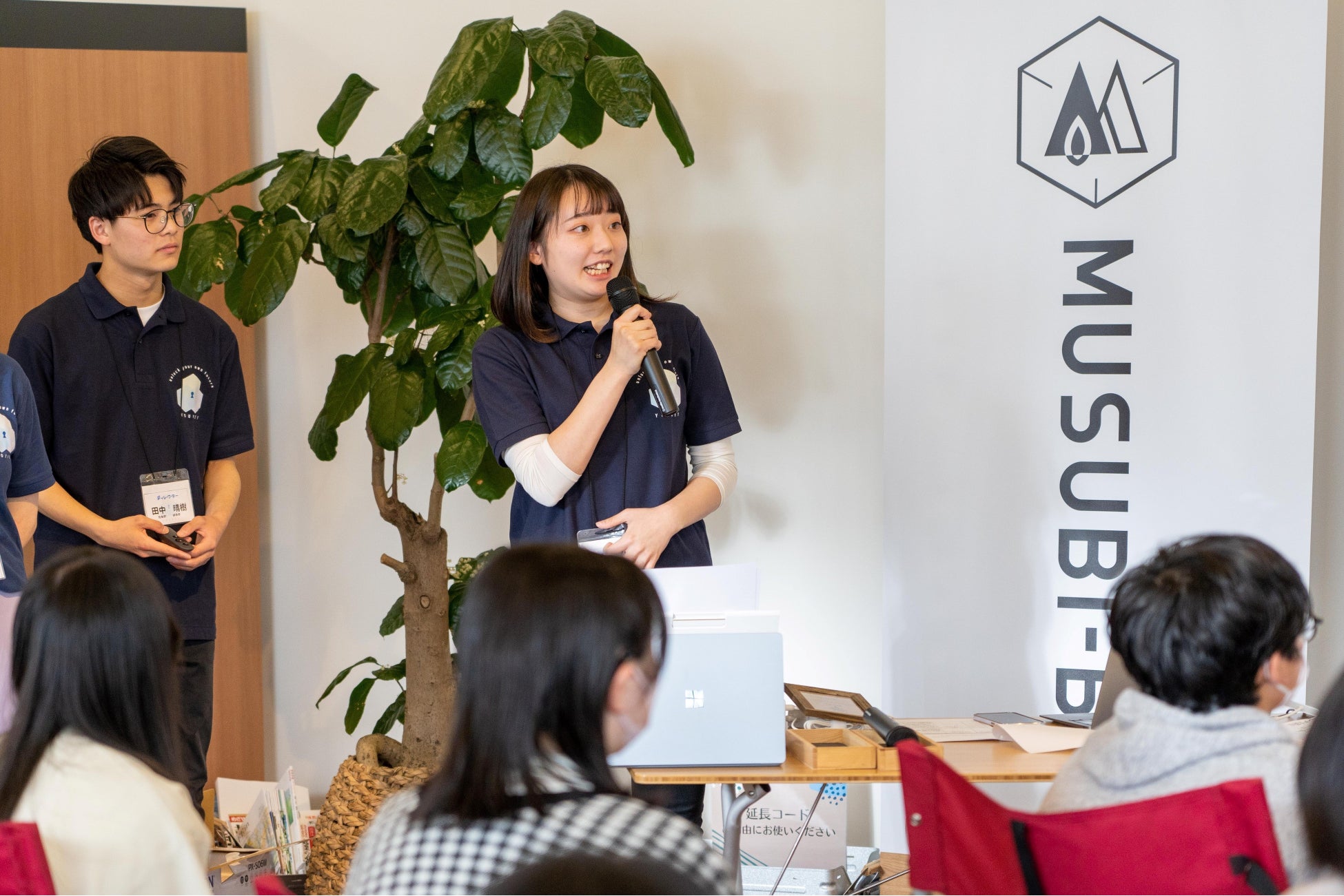 移住先の南魚沼市で、中高生の探究プログラムづくり及びその進行おこなう田中さん（左）と髙本さん