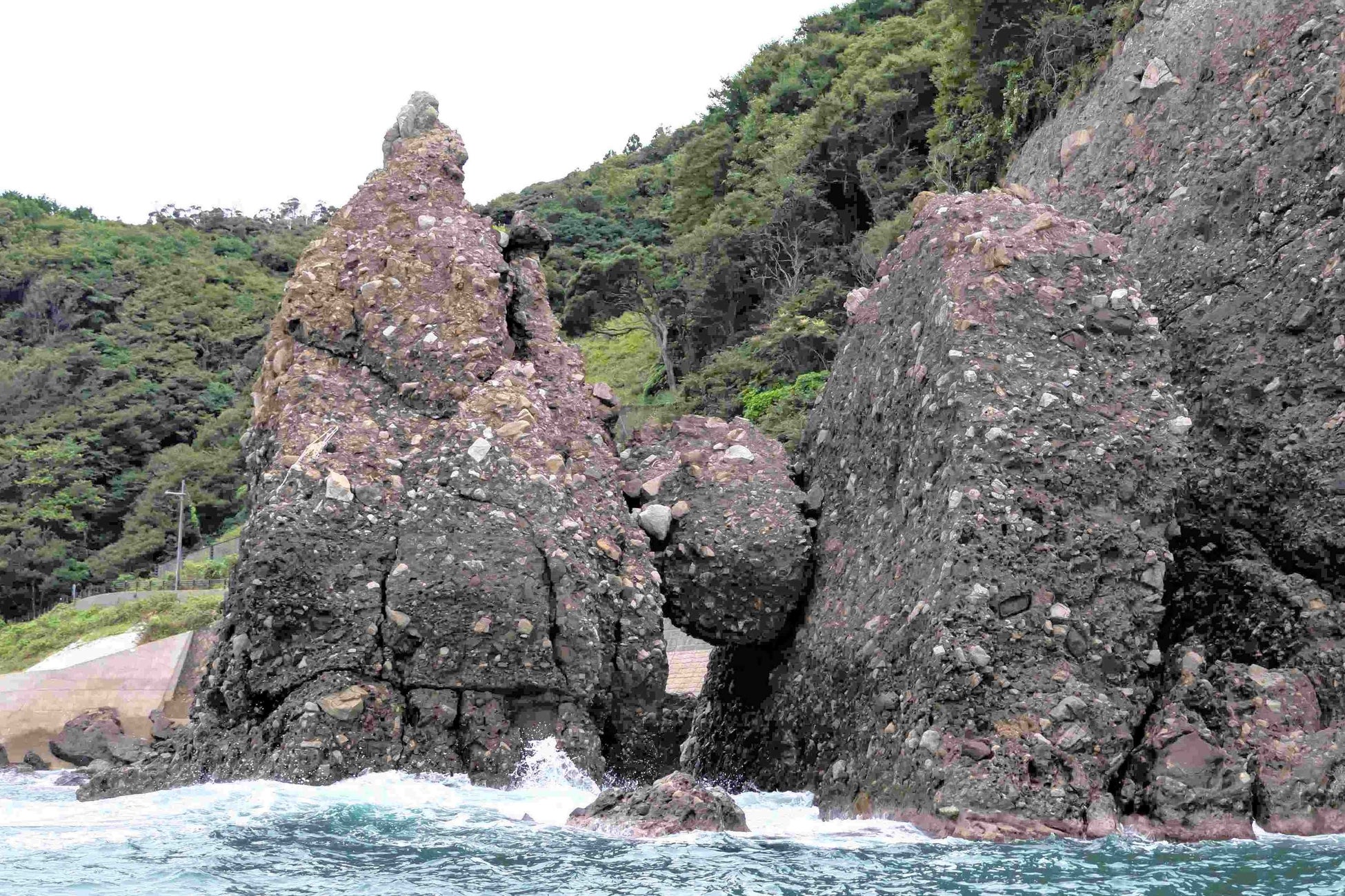 直径3～4ｍの丸い岩が挟まっている天然記念物「はさかり岩」