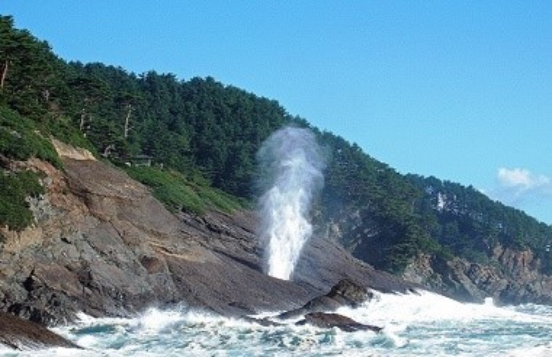 潮吹き穴は、大きな波が打ち寄せると、波の圧力に押されて海水が地上に吹き出します。潮の高さは最大で30mにも達し、規模が壮大で全国でも屈指の大きさです