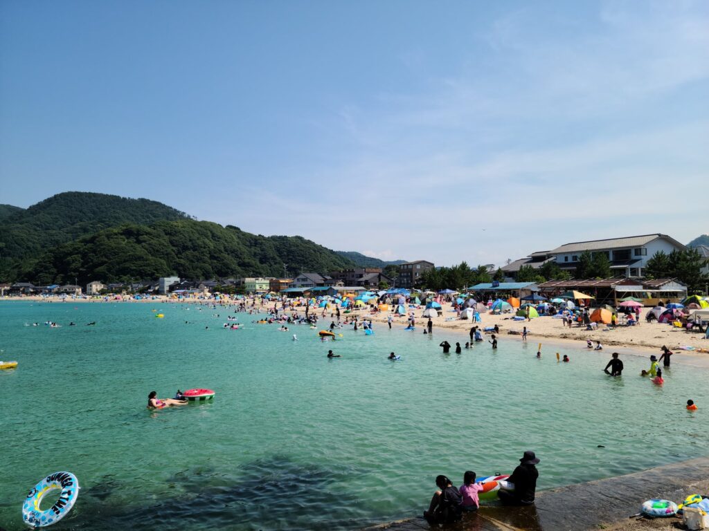 「日本の渚百選」に選出される「竹野浜」