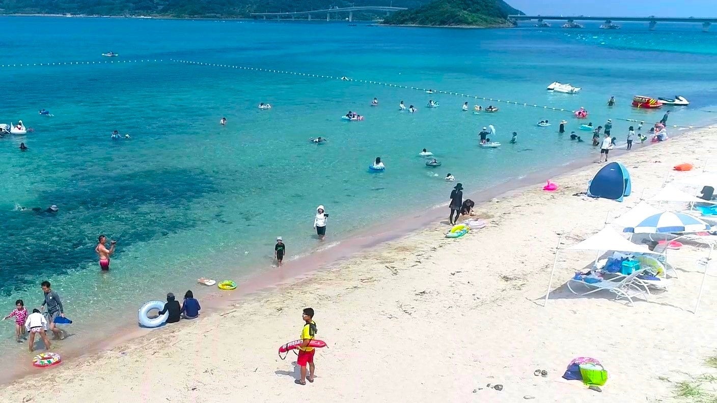 コバルトブルーの海の向こうには角島大橋