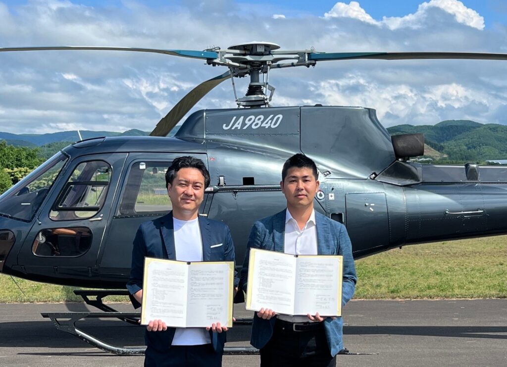 写真左：余市町長・齊藤啓輔氏、右：Space Aviation株式会社 代表取締役CEO・保田晃宏。提供：Space Aviation