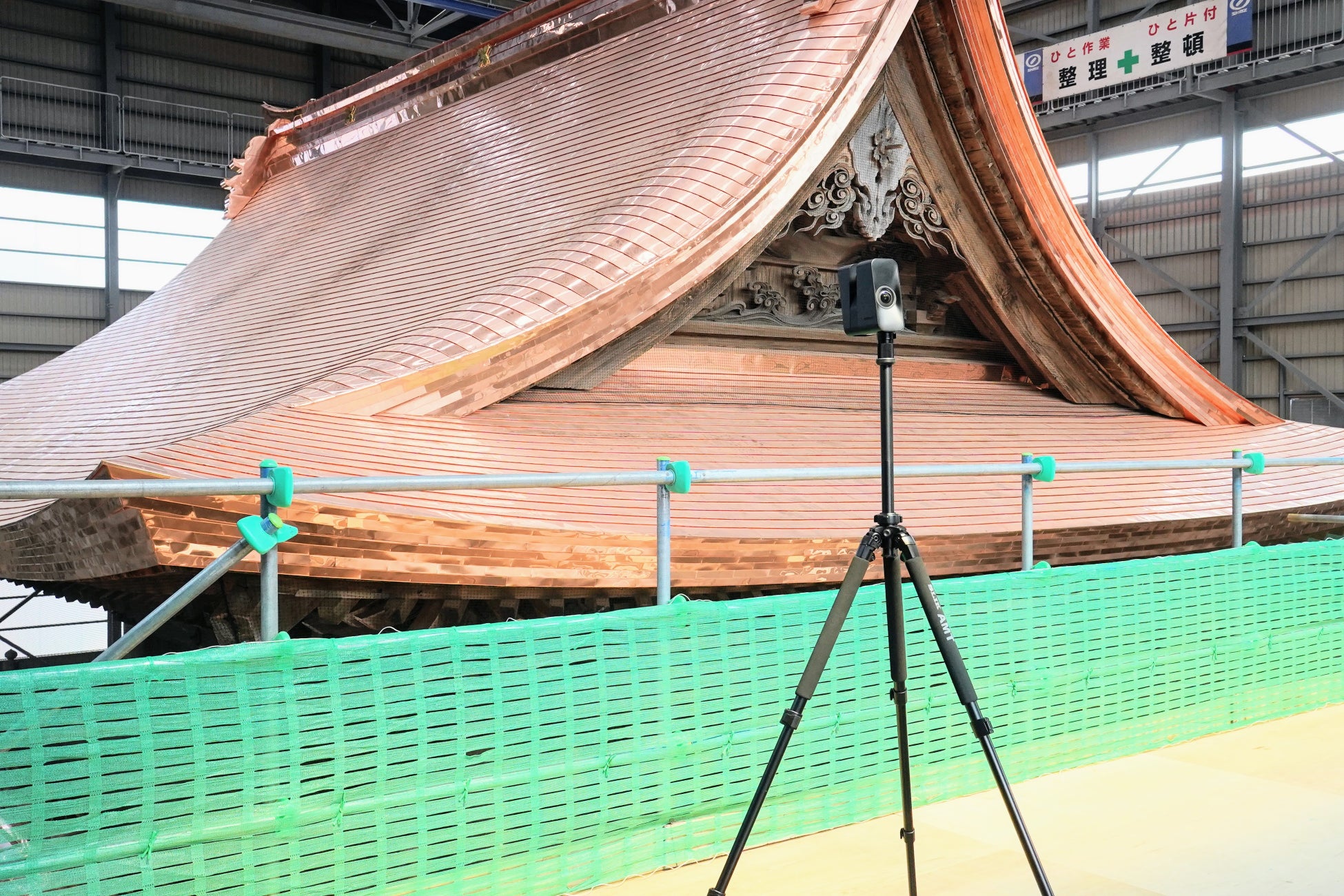 Pro３カメラ（手前）と完成直後の銅板葺きの屋根